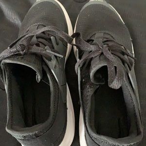 Black avia athletic shoes